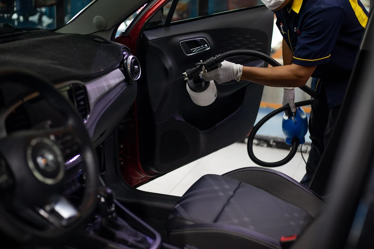 Innenraumreinigung eines Autos in der Garage
